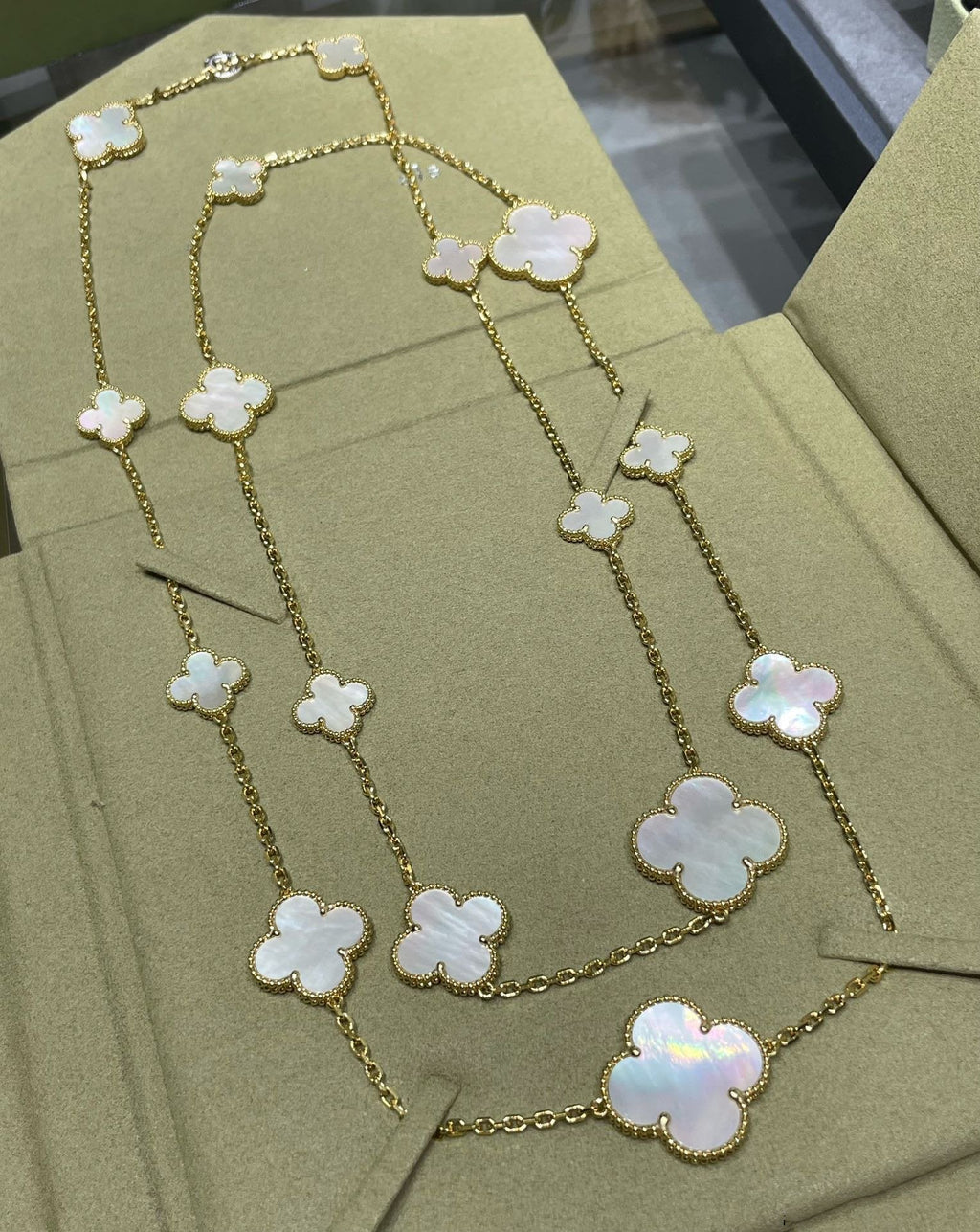 [Cyra]  CLOVER 16 MOTIF WHITE MOP GOLD NECKLACE