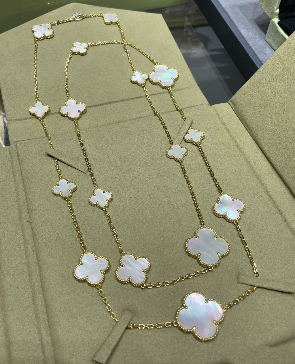[Cyra]  CLOVER 16 MOTIF WHITE MOP GOLD NECKLACE