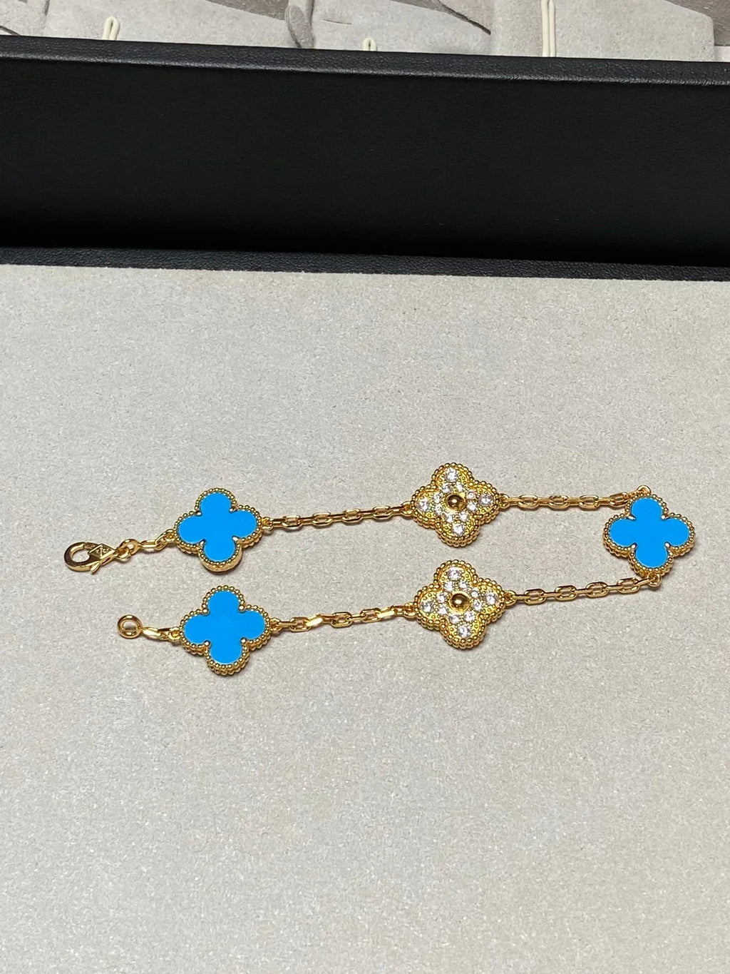 [Cyra] Neue CLOVER 5 MOTIF BLAUER ACHAT ARMBAND-KOLLEKTION