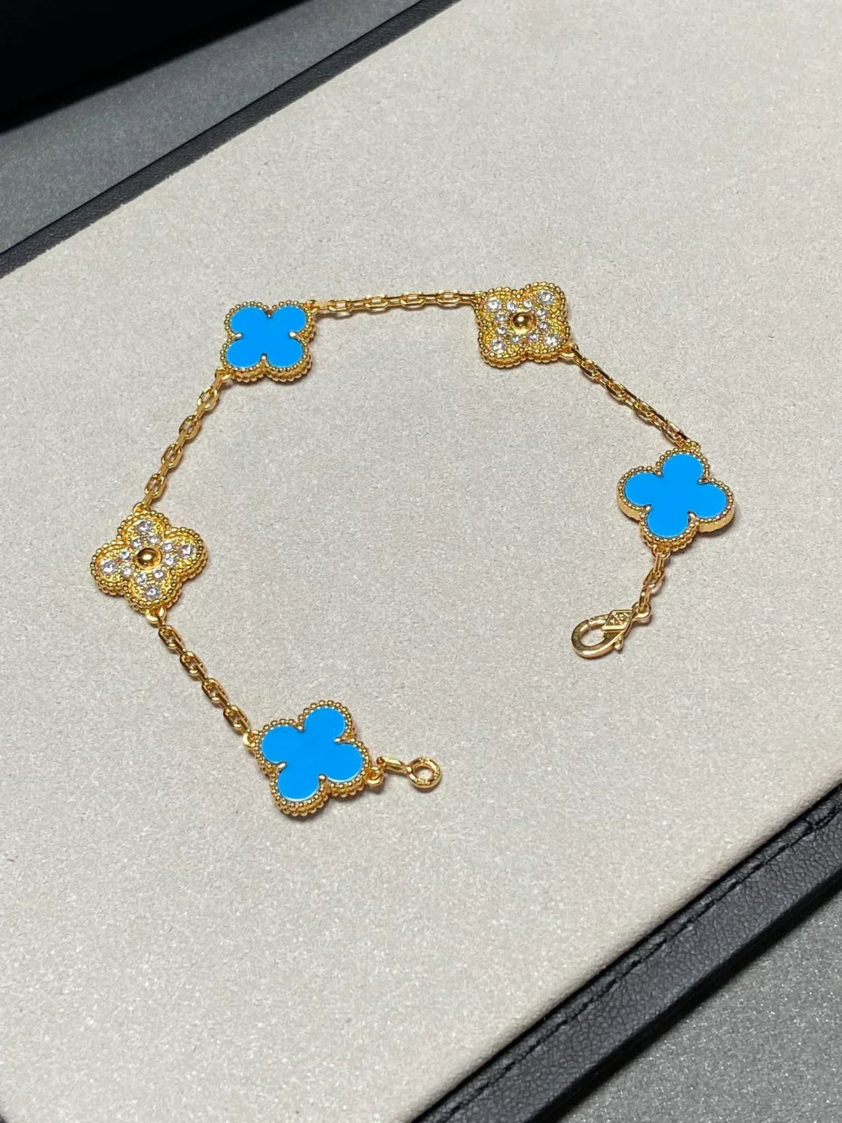 [Cyra] Neue CLOVER 5 MOTIF BLAUER ACHAT ARMBAND-KOLLEKTION
