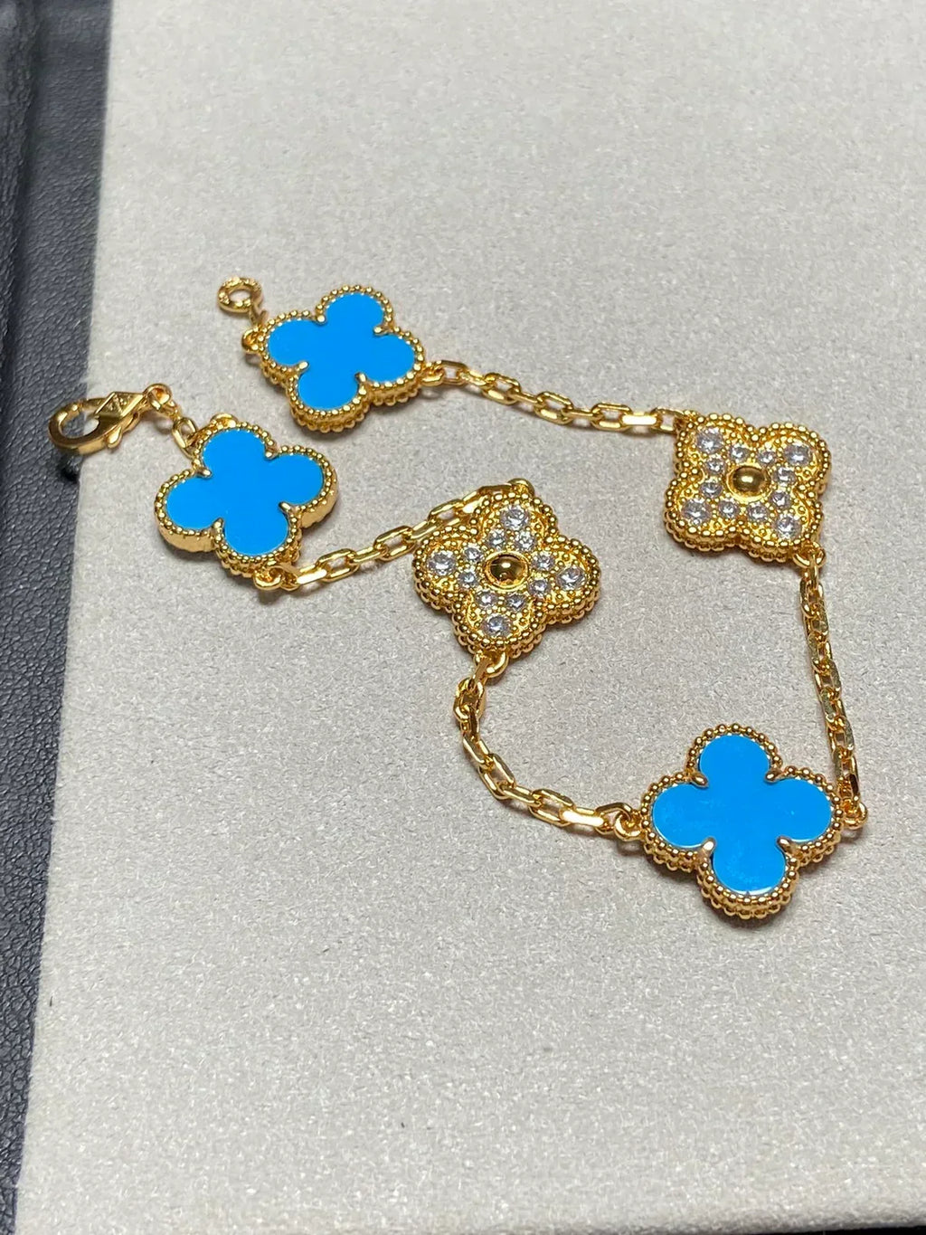 [Cyra] Neue CLOVER 5 MOTIF BLAUER ACHAT ARMBAND-KOLLEKTION