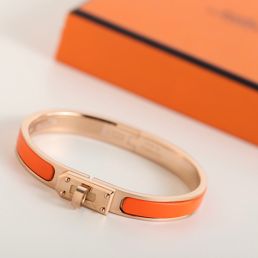 [Cyra]  HM KELLY ORANGES ARMBAND