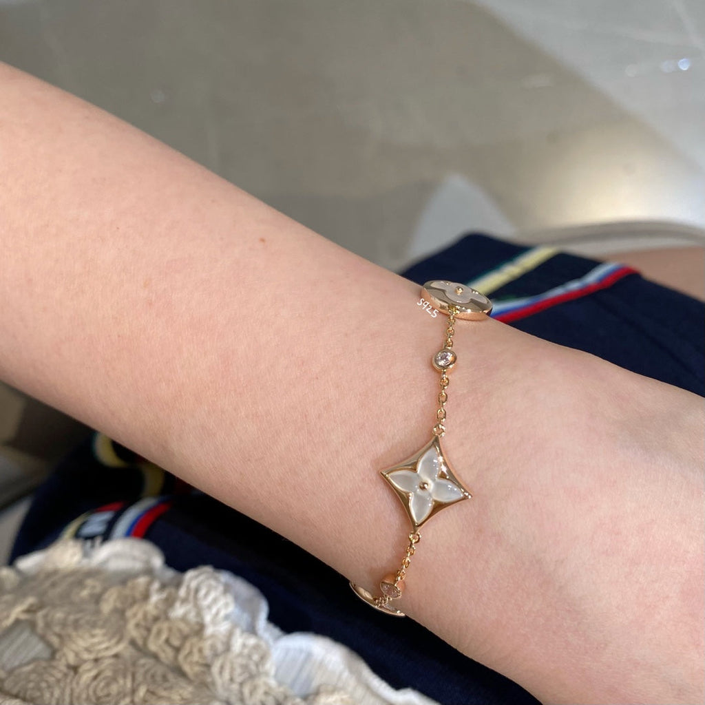 [Cyra]  ARMBAND MIT STERN- UND SONNENMOTIV, WEISSES PERLMUTT, ROSÉGOLD