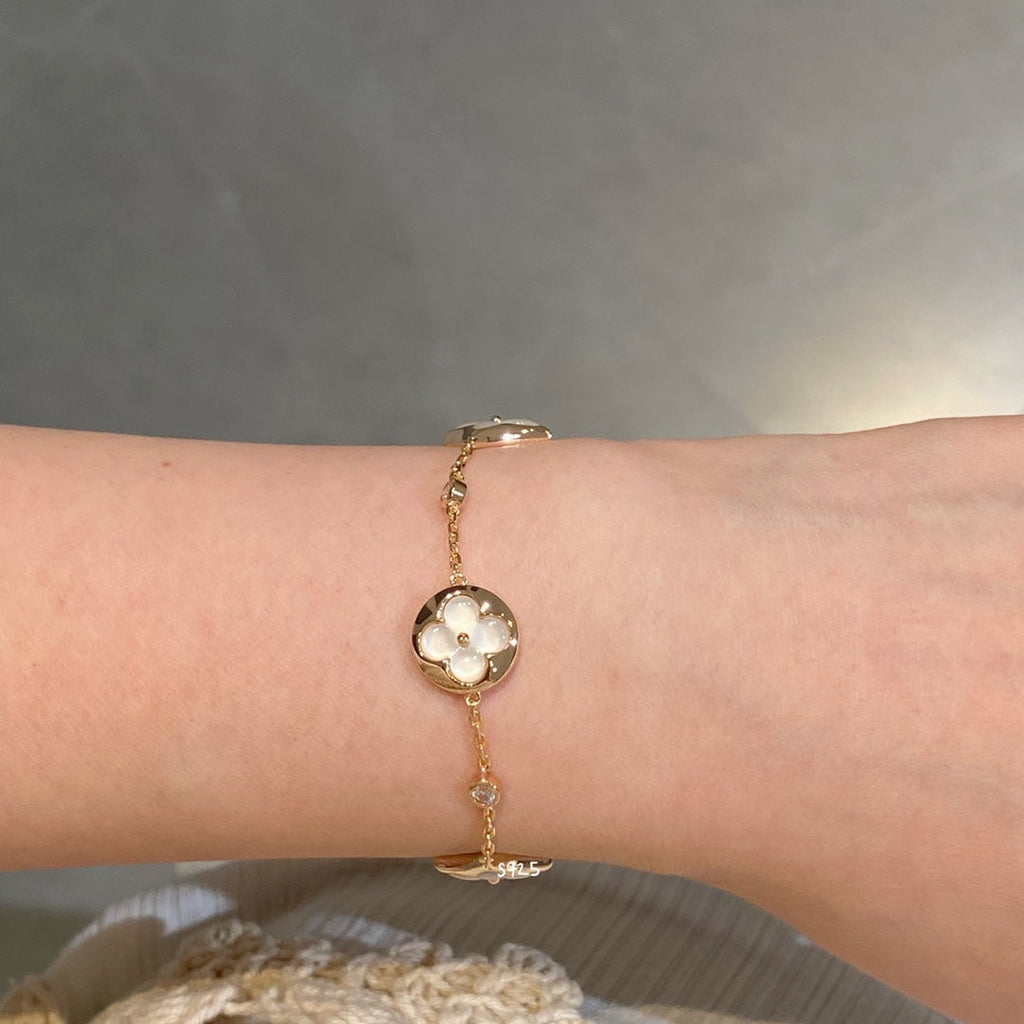 [Cyra]  ARMBAND MIT STERN- UND SONNENMOTIV, WEISSES PERLMUTT, ROSÉGOLD