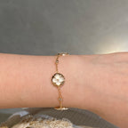 [Cyra]  ARMBAND MIT STERN- UND SONNENMOTIV, WEISSES PERLMUTT, ROSÉGOLD
