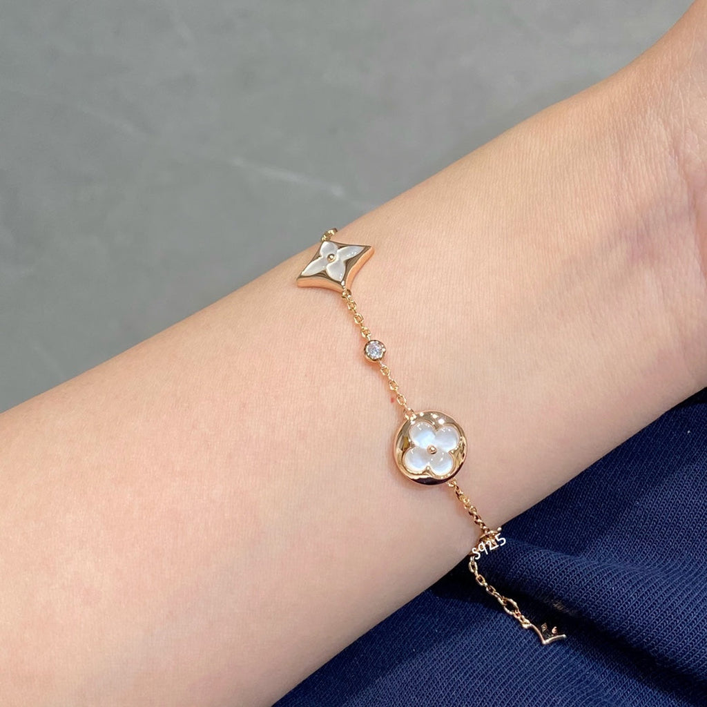 [Cyra]  ARMBAND MIT STERN- UND SONNENMOTIV, WEISSES PERLMUTT, ROSÉGOLD
