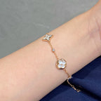 [Cyra]  ARMBAND MIT STERN- UND SONNENMOTIV, WEISSES PERLMUTT, ROSÉGOLD