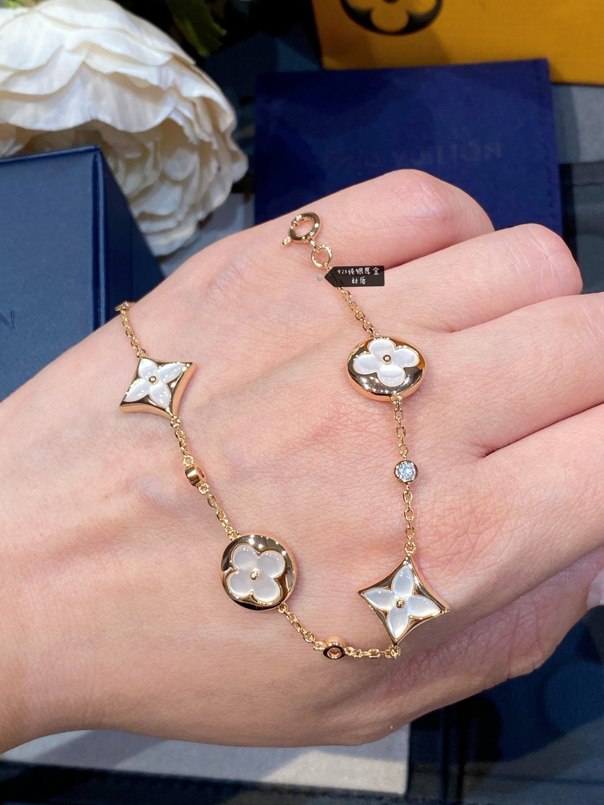 [Cyra]  ARMBAND MIT STERN- UND SONNENMOTIV, WEISSES PERLMUTT, ROSÉGOLD