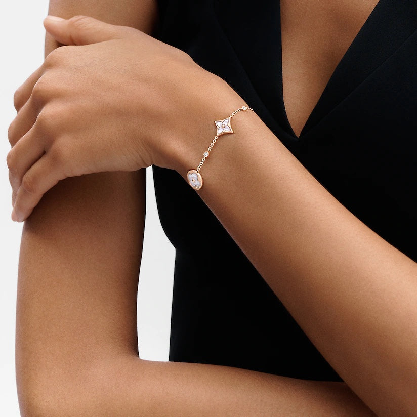 [Cyra]  ARMBAND MIT STERN- UND SONNENMOTIV, WEISSES PERLMUTT, ROSÉGOLD