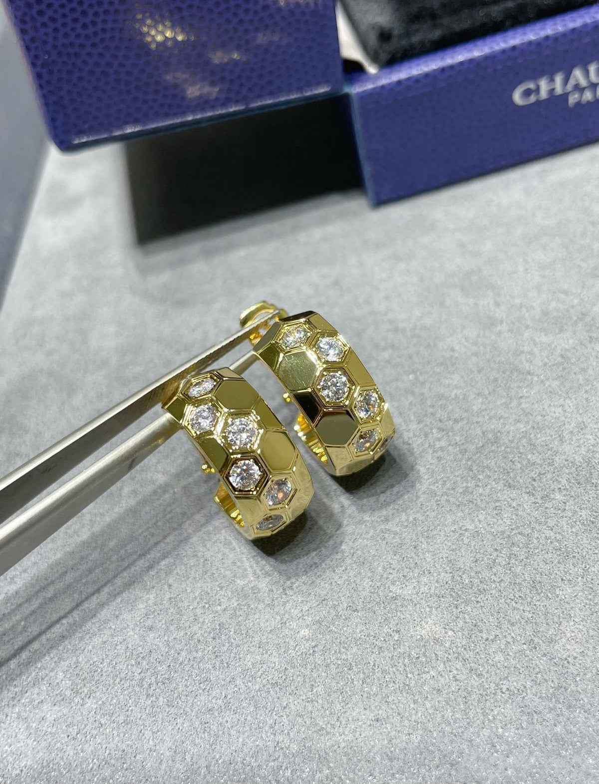 [Cyra]  BEE LOVE DIAMOND HOOP EARRINGS