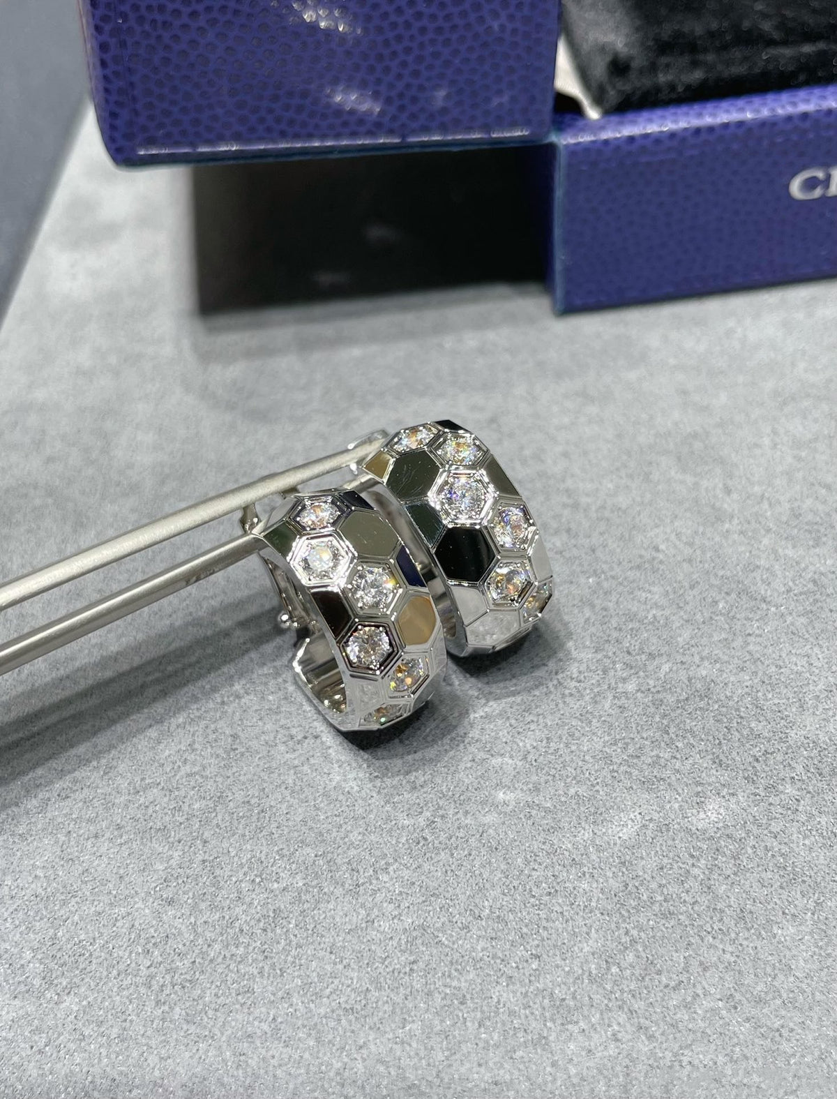 [Cyra]  BEE LOVE DIAMOND HOOP EARRINGS