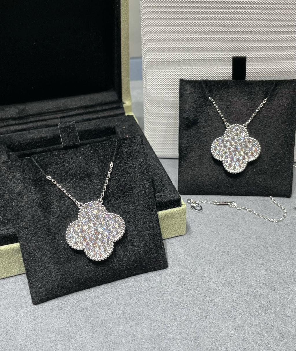[Cyra]  CLOVER 25MM LARGE PENDANT DIAMOND PAVED SILVER NECKLACE