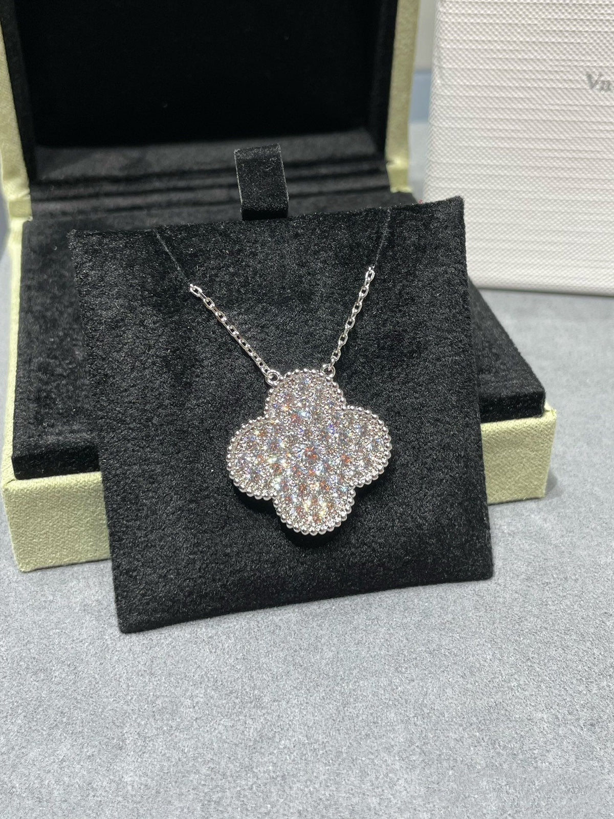 [Cyra]  CLOVER 25MM LARGE PENDANT DIAMOND PAVED SILVER NECKLACE