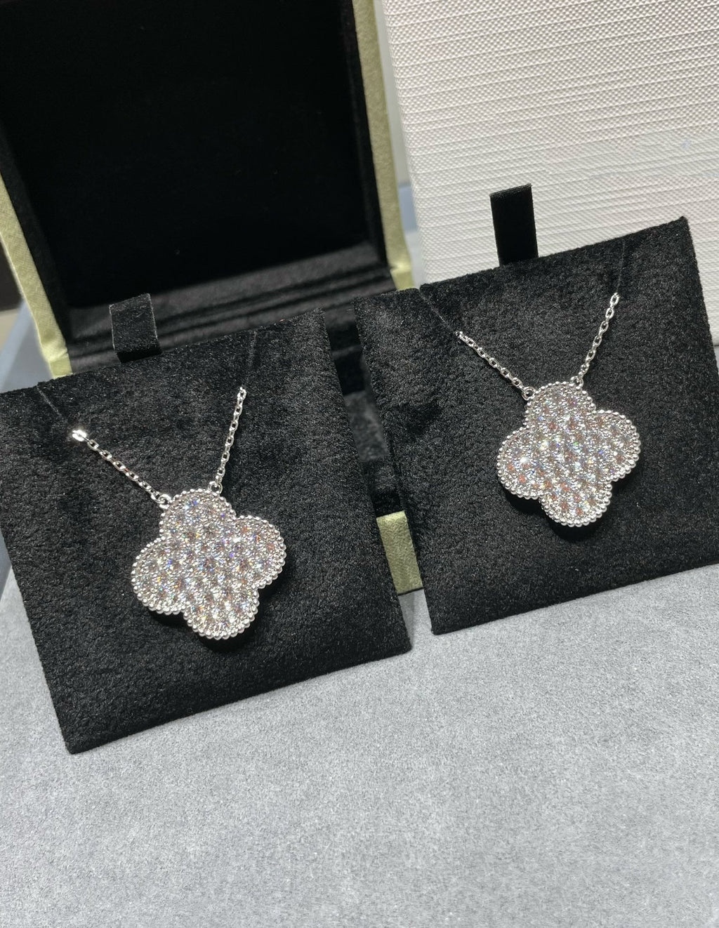 [Cyra]  CLOVER 25MM LARGE PENDANT DIAMOND PAVED SILVER NECKLACE