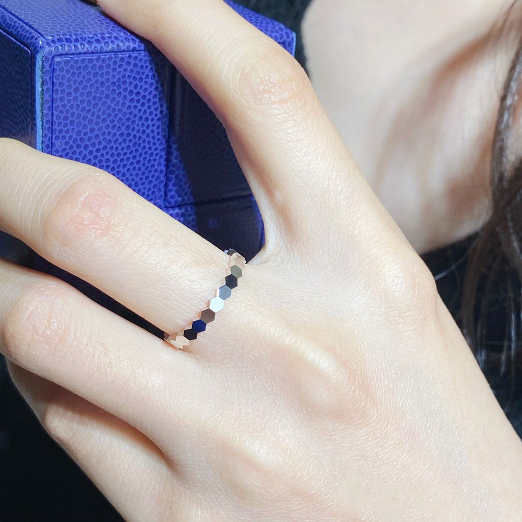 {
  "Cyra": "BEE LOVE KLEINER RING"
}