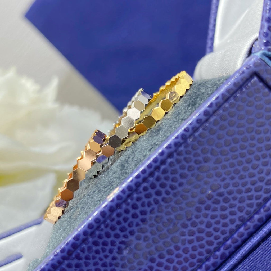 {
  "Cyra": "BEE LOVE KLEINER RING"
}
