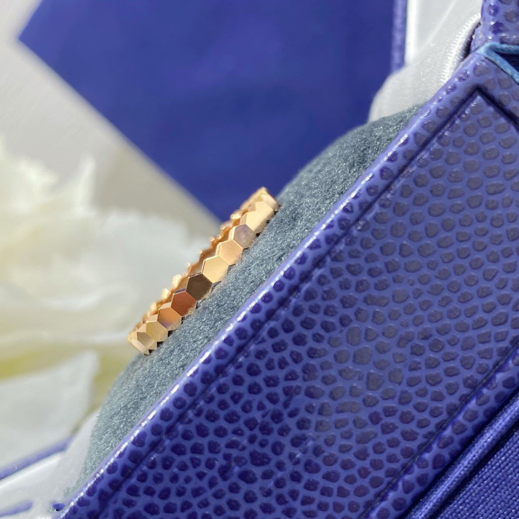 {
  "Cyra": "BEE LOVE KLEINER RING"
}