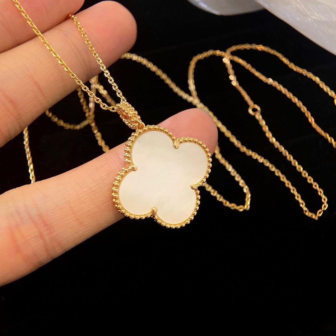 [Cyra]  CLOVER 25MM MOP LARGE PENDANT NECKLACE