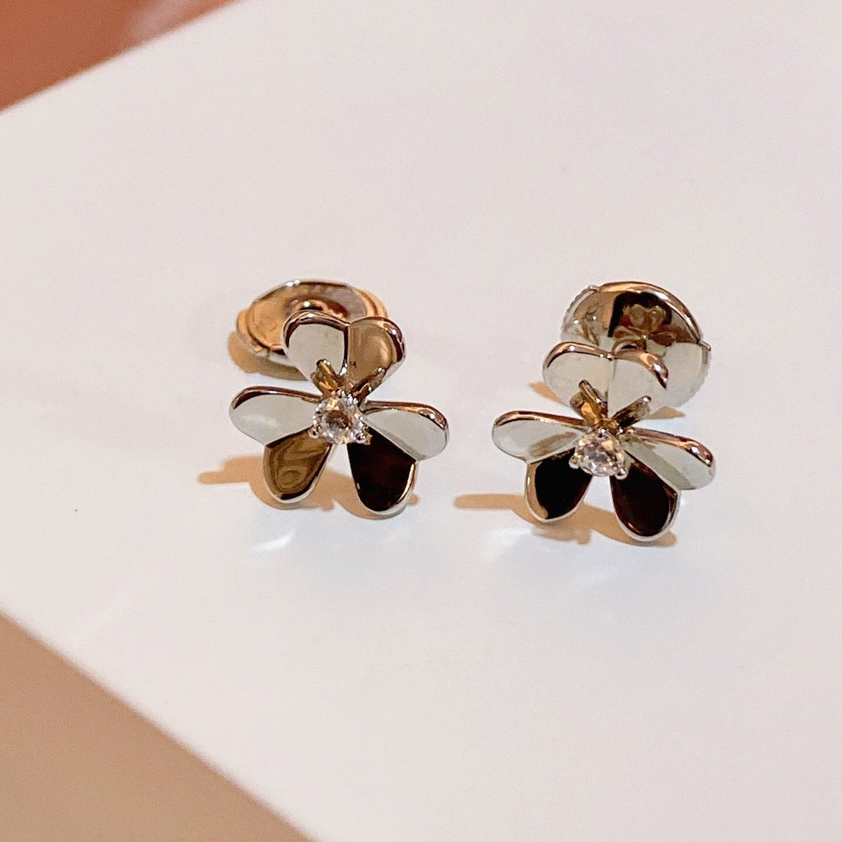 [Cyra]  FRIVOLE MINI FLOWER EARRINGS