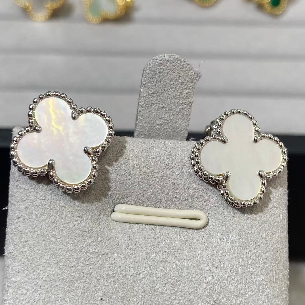 [Cyra]  CLOVER LARGE (20mm) 1 MOTIFS WHITE MOP STUD EARRINGS