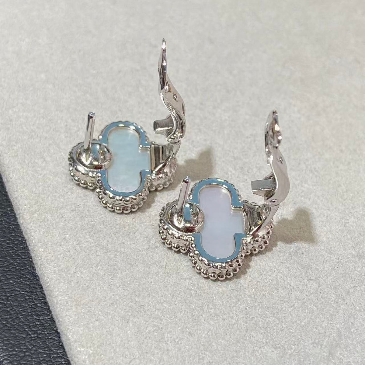 [Cyra]  CLOVER LARGE (20mm) 1 MOTIFS WHITE MOP STUD EARRINGS