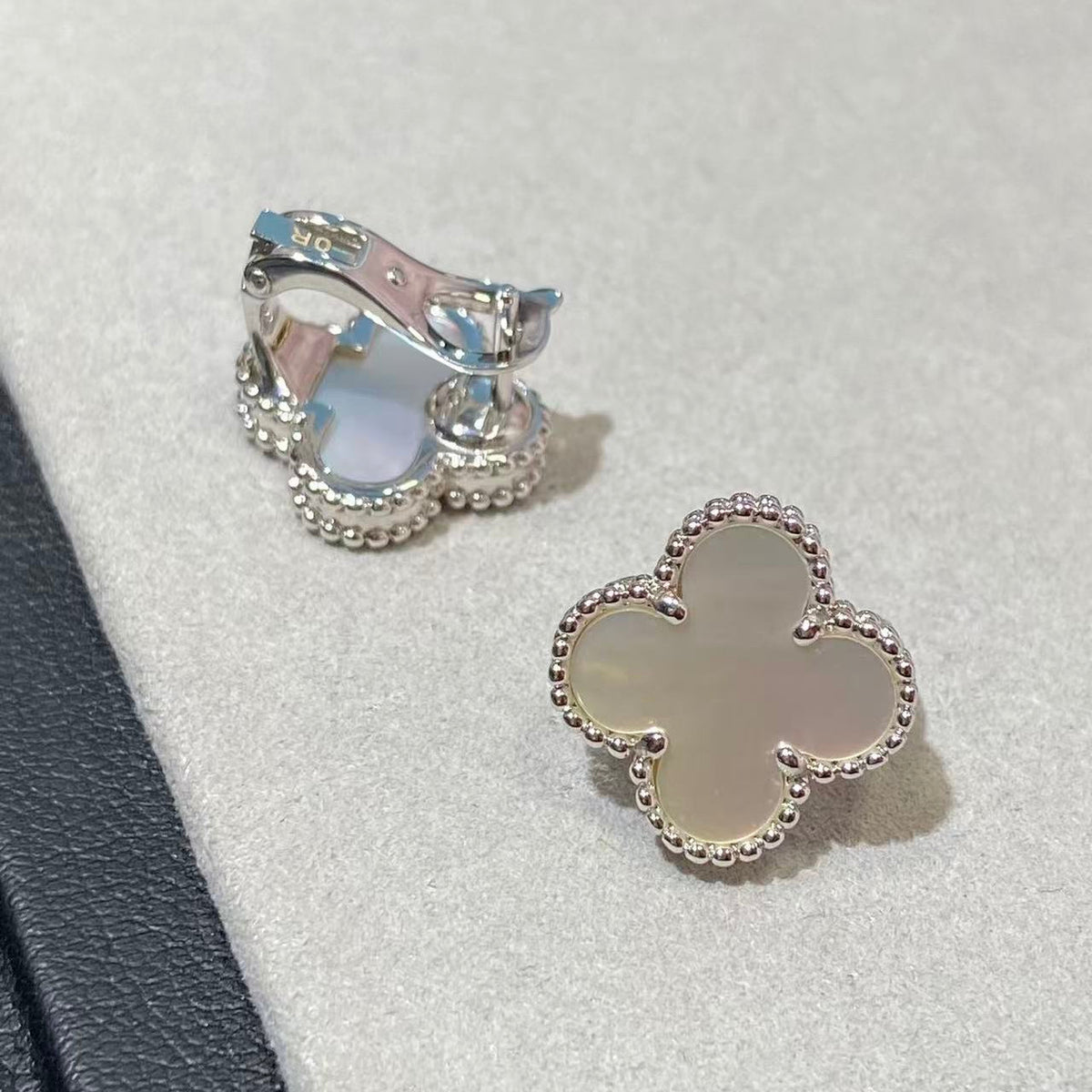 [Cyra]  CLOVER LARGE (20mm) 1 MOTIFS WHITE MOP STUD EARRINGS