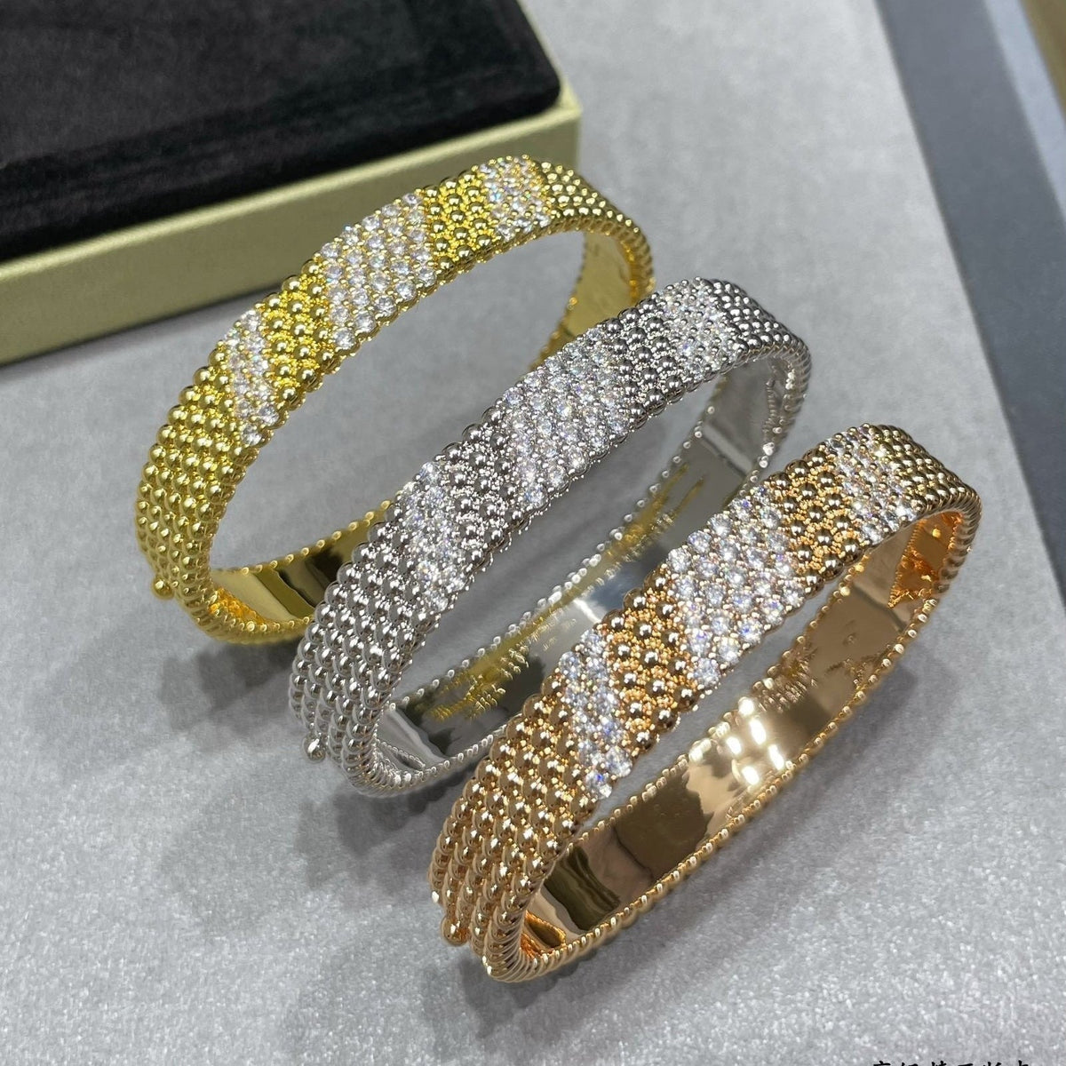[Cyra]   PERLEE DIAMOND BRACELET ,5-ROW DIAMOND-SET DESIGN