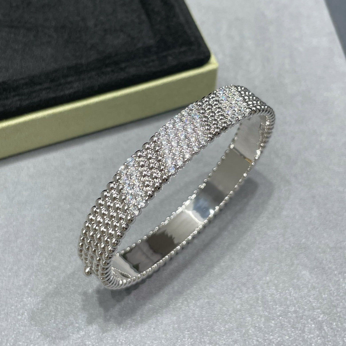 [Cyra]   PERLEE DIAMOND BRACELET ,5-ROW DIAMOND-SET DESIGN