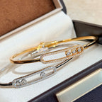 {
"Cyra": "Cyra",
"Move Pavé Diamond Bangle Bracelet M": "Move Pavé Diamant-Armreif M"
}