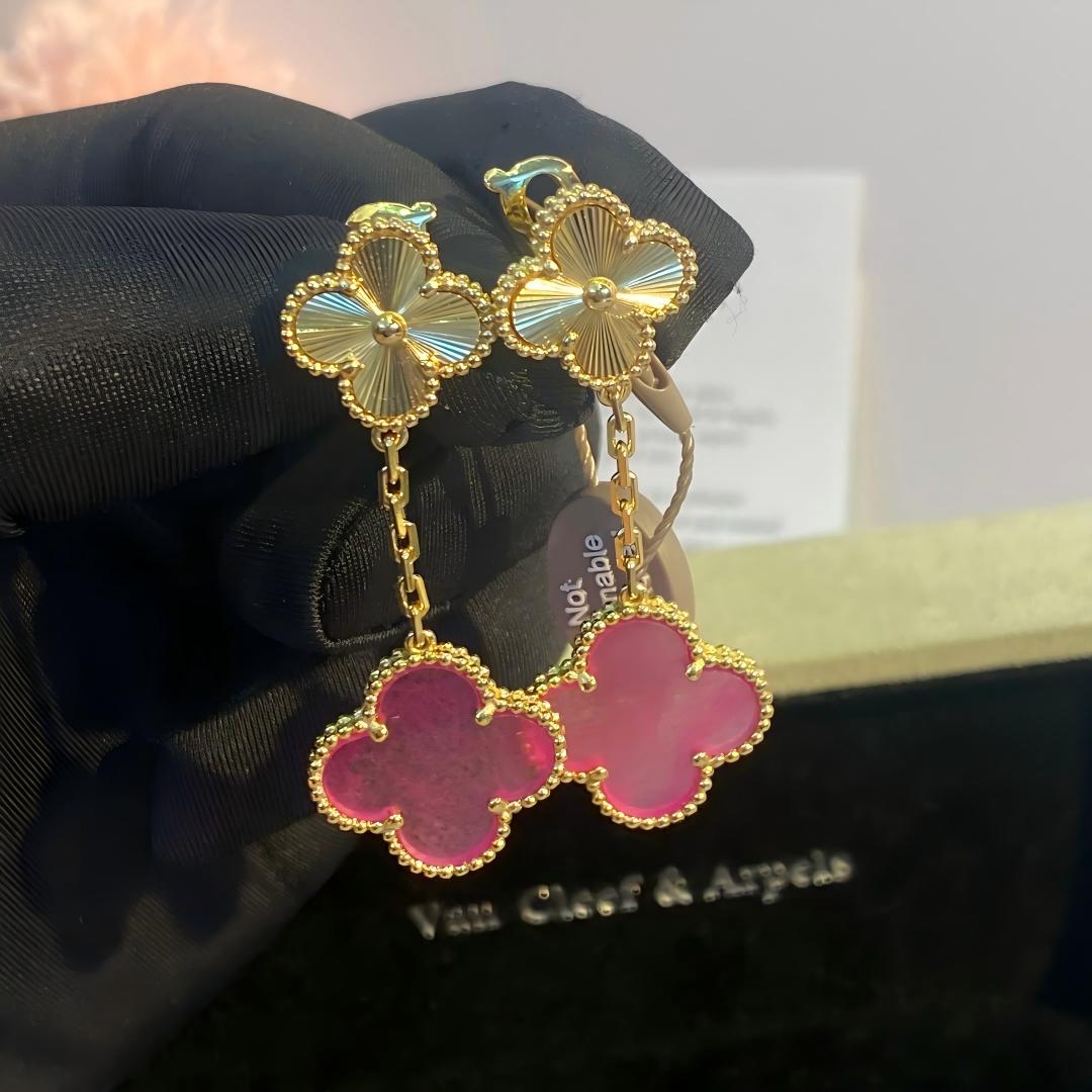 [Cyra] NEUE CLOVER 2 MOTIV OHRRINGE MIT ROSA EMAILLE