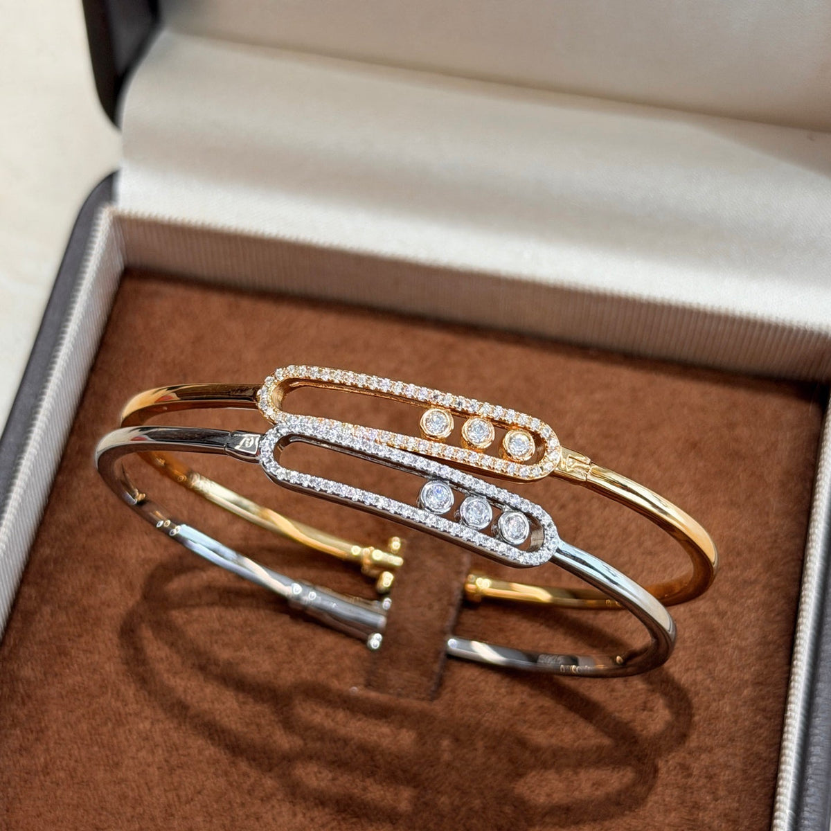 {
"Cyra": "Cyra",
"Move Pavé Diamond Bangle Bracelet M": "Move Pavé Diamant-Armreif M"
}