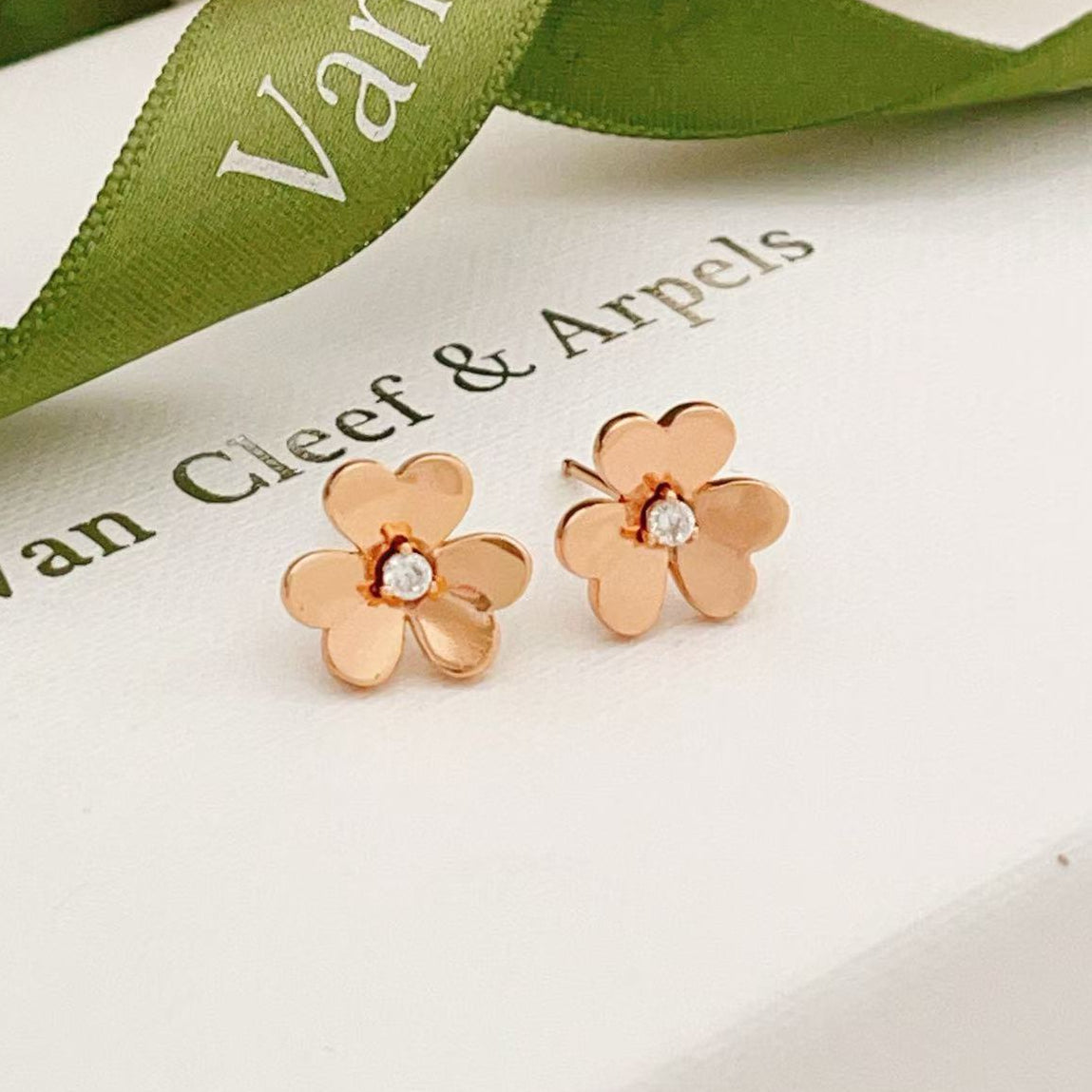 [Cyra]  FRIVOLE MINI FLOWER EARRINGS
