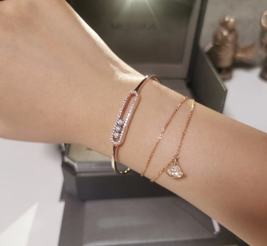 {
"Cyra": "Cyra",
"Move Pavé Diamond Bangle Bracelet M": "Move Pavé Diamant-Armreif M"
}