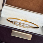 {
"Cyra": "Cyra",
"Move Pavé Diamond Bangle Bracelet M": "Move Pavé Diamant-Armreif M"
}