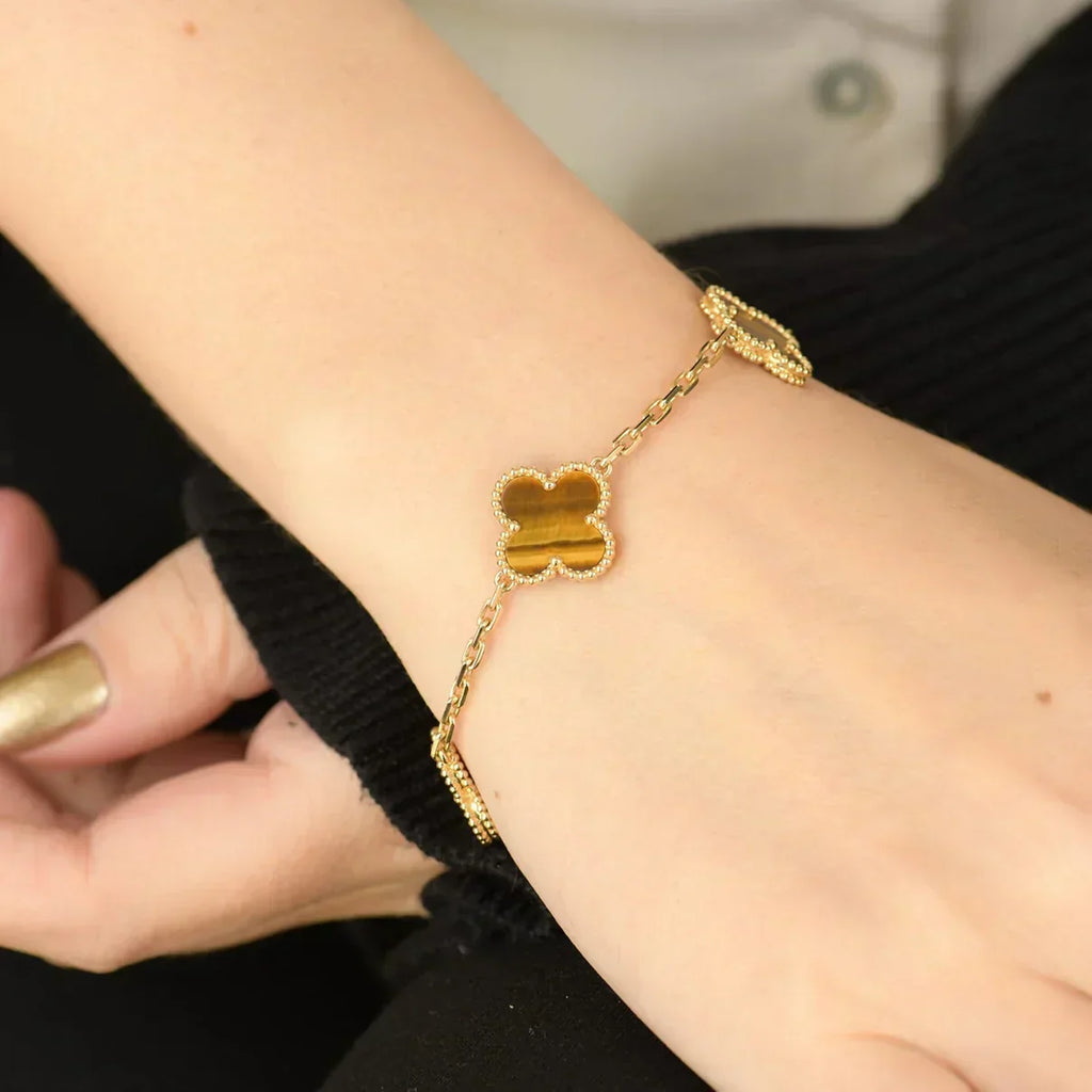 {
  "Cyra": "Neue CLOVER 5 MOTIVE TIGERAUGE ARMBAND KOLLEKTION"
}