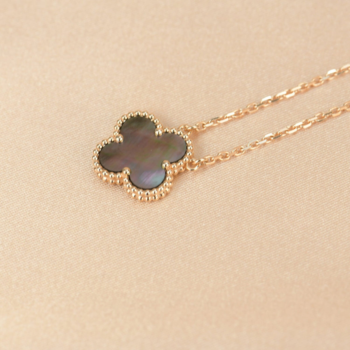 [Cyra]  CLOVER 15MM  GRAY MOTHER OF PEARL NECKLACE