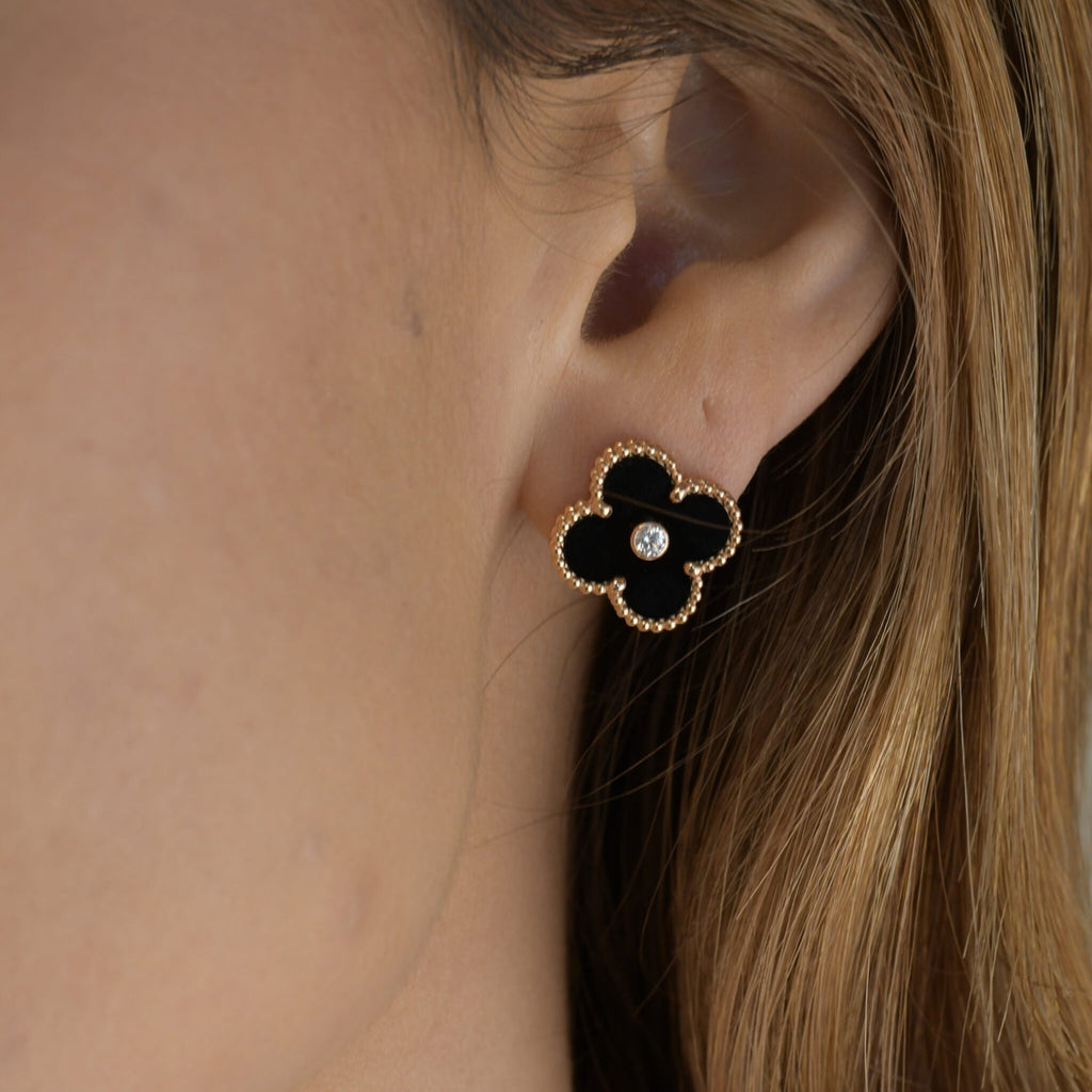 [Cyra]  CLOVER MEDIUM 1 MOTIFS ONYX DIAMOND EARRINGS