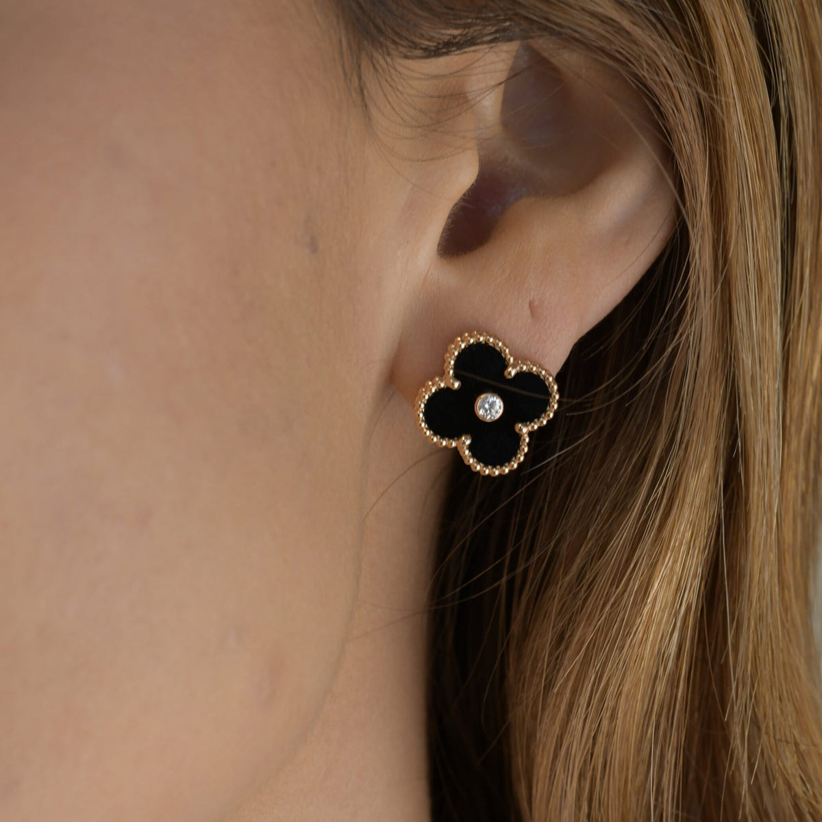 [Cyra]  CLOVER MEDIUM 1 MOTIFS ONYX DIAMOND EARRINGS
