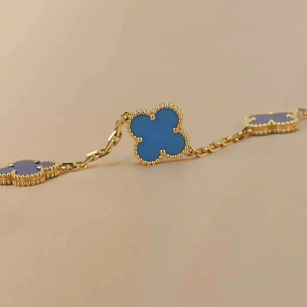[Cyra] Neue CLOVER 5 MOTIF BLAUER ACHAT ARMBAND-KOLLEKTION