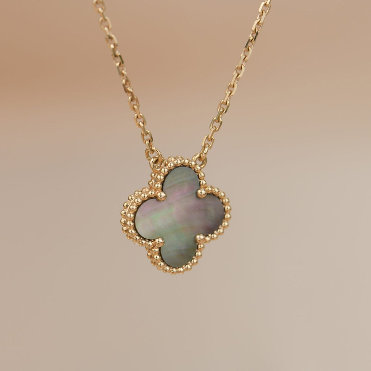 [Cyra] CLOVER 15MM GRAUE PERLMUTTKETTE