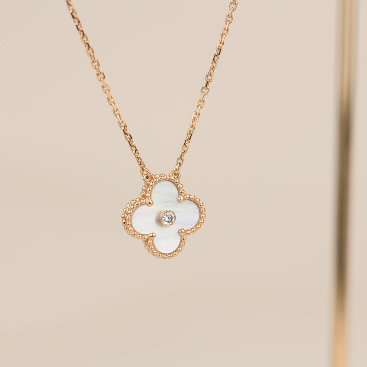 [Cyra]  CLOVER 15MM DIAMOND WHITE FRITILLARIA NECKLACE