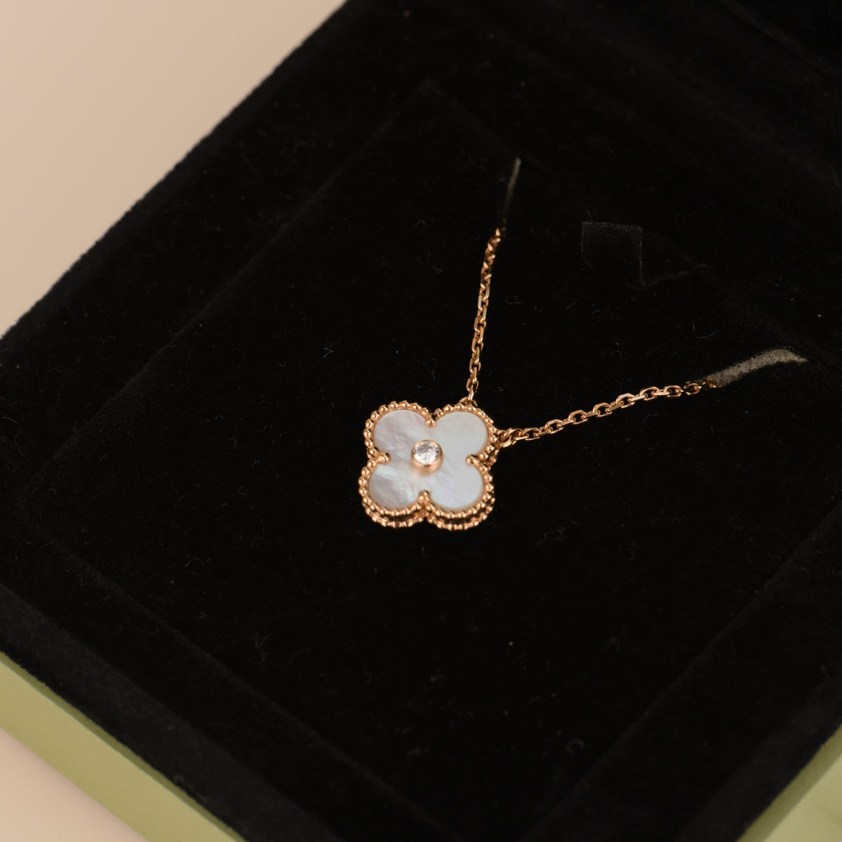 [Cyra]  CLOVER 15MM DIAMOND WHITE FRITILLARIA NECKLACE