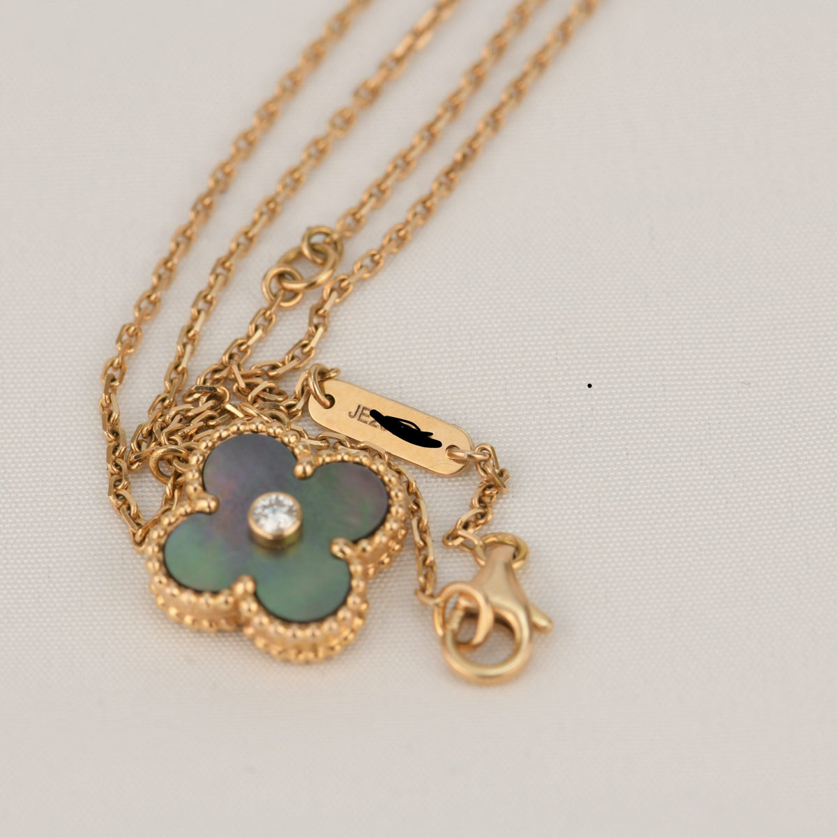 [Cyra]  CLOVER 15MM DIAMOND AND MOTHER-OF-GREY NECKLACE