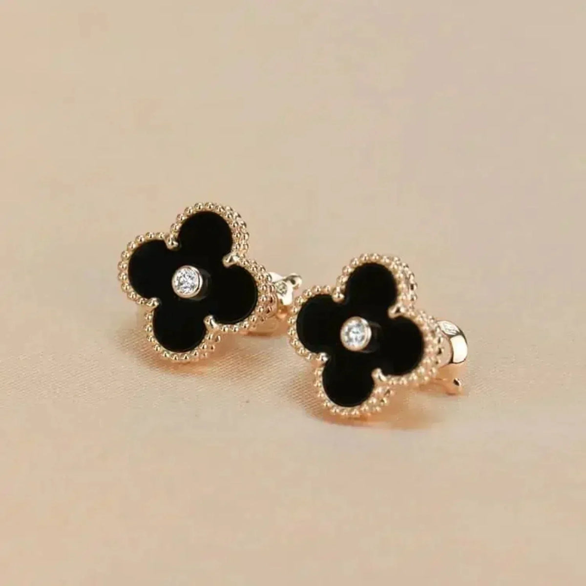 [Cyra]  CLOVER MEDIUM 1 MOTIFS ONYX DIAMOND EARRINGS