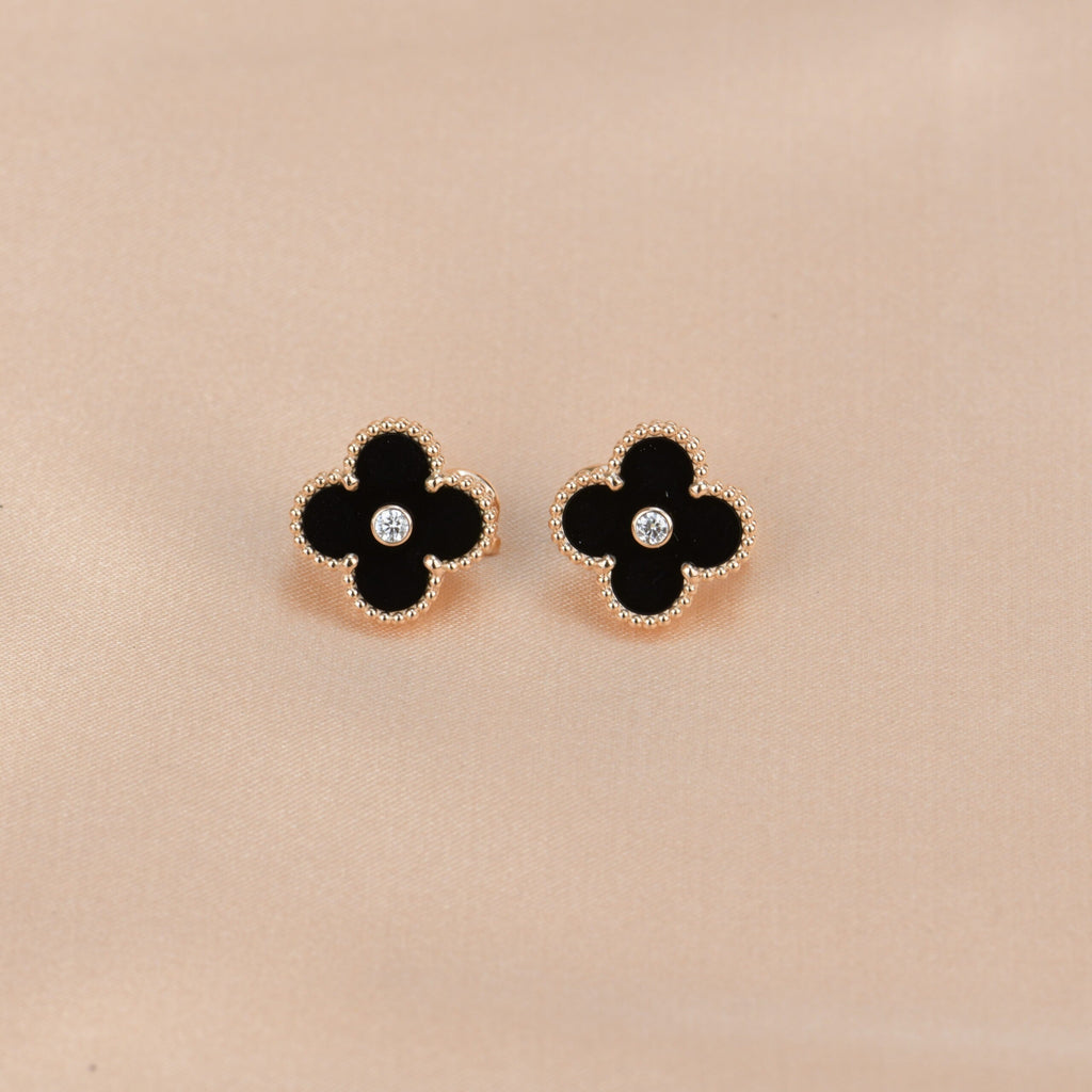 [Cyra]  CLOVER MEDIUM 1 MOTIFS ONYX DIAMOND EARRINGS