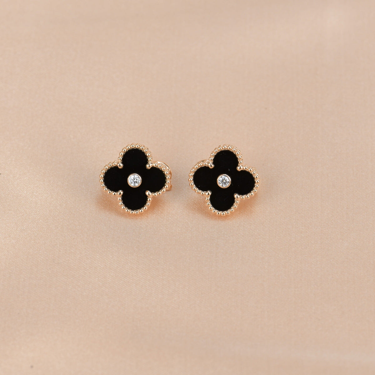 [Cyra]  CLOVER MEDIUM 1 MOTIFS ONYX DIAMOND EARRINGS
