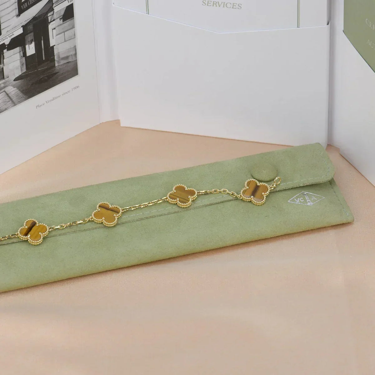 {
  "Cyra": "Neue CLOVER 5 MOTIVE TIGERAUGE ARMBAND KOLLEKTION"
}
