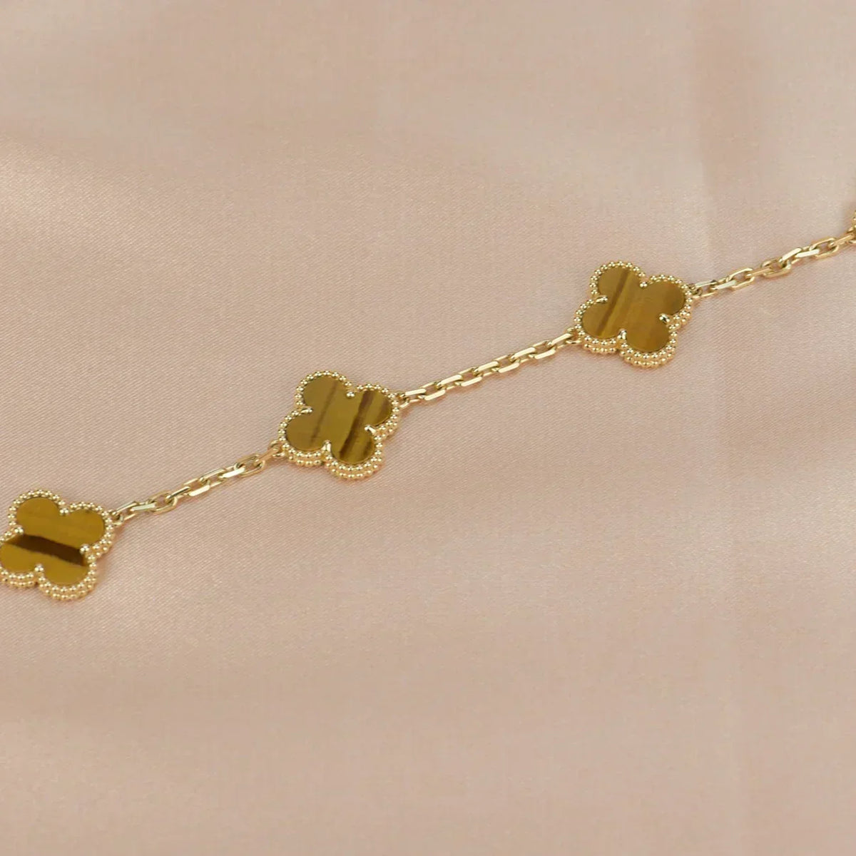 {
  "Cyra": "Neue CLOVER 5 MOTIVE TIGERAUGE ARMBAND KOLLEKTION"
}