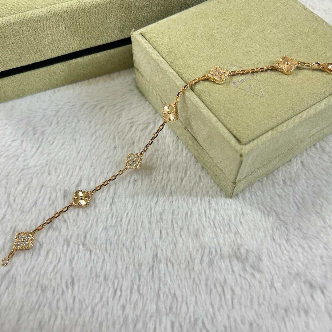 [Cyra] CLOVER 6 MOTIF DIAMOND LASER BRACELET