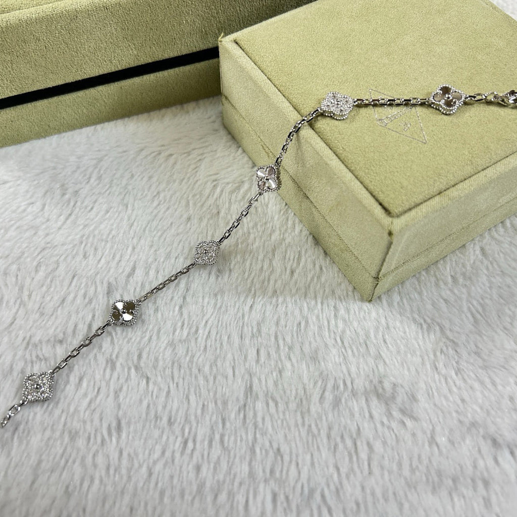 [Cyra] CLOVER 6 MOTIF DIAMOND LASER BRACELET